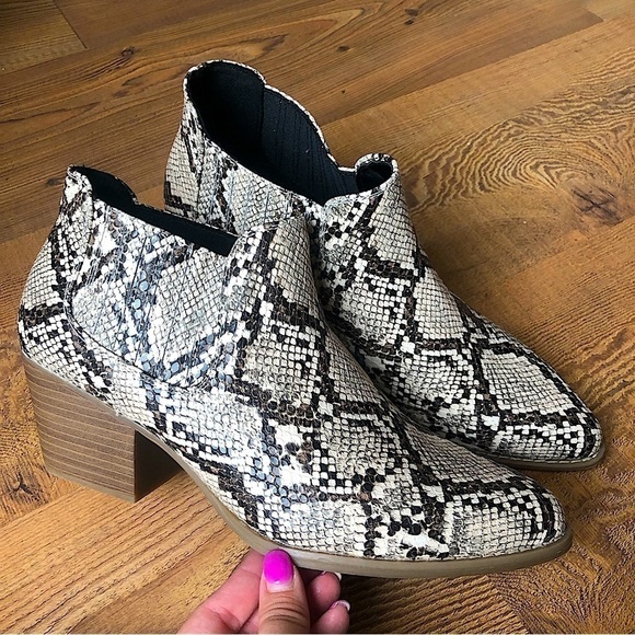 A.N.A NWOT’s Snakeskin Wedge Heeled Pointed Toe Boho Booties Size 9.5 - Picture 2 of 8